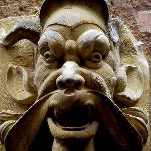 Tête de diable en relief au-dessus d'une porte à Pézenas - France  - collection de photos clin d'oeil, catégorie clindoeil